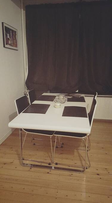 Spisebord med plads til en god middag. Flere stole forfindes.