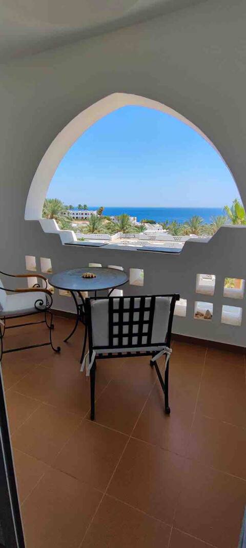 Charming apartment with sea view and swimming pool
