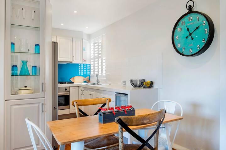 Admirals View 2 bedroom Apartment – Situated on ‘The Strand’, Williamtown’s best street, with bike and walking paths along waterfront.