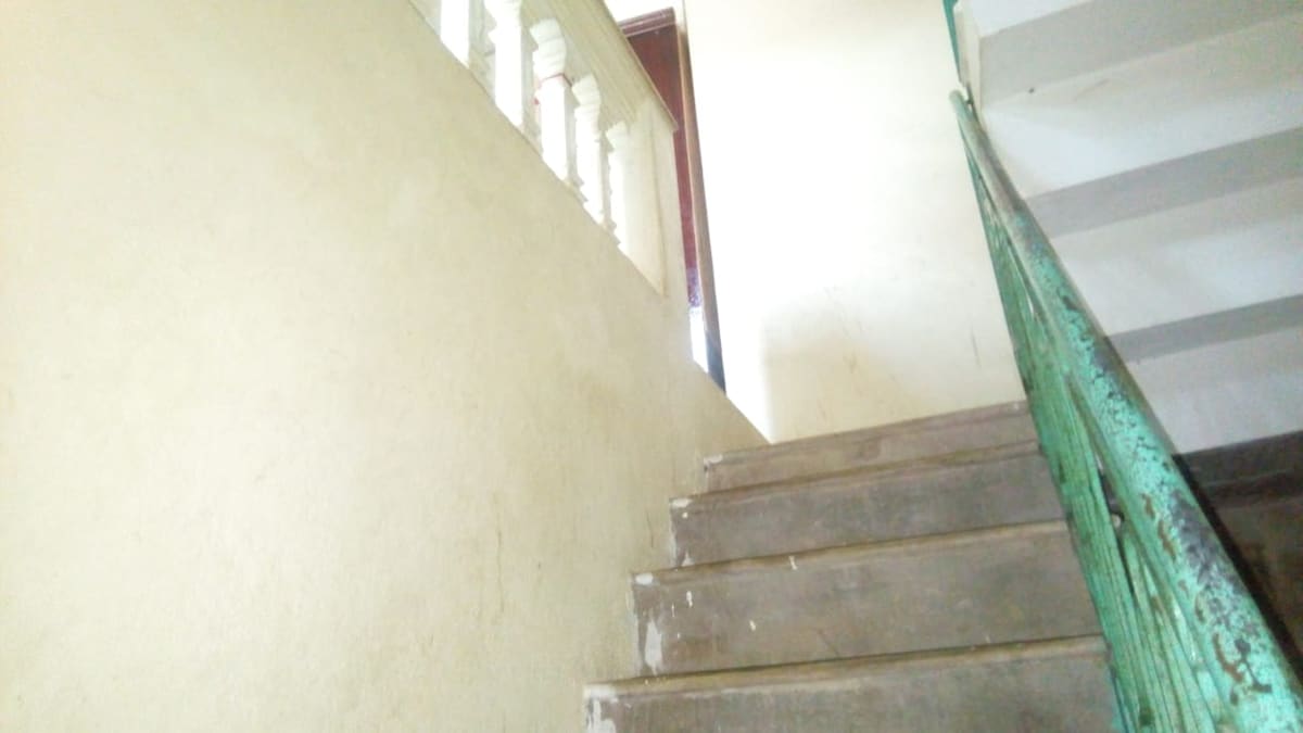 las escaleras a la habitación abierta