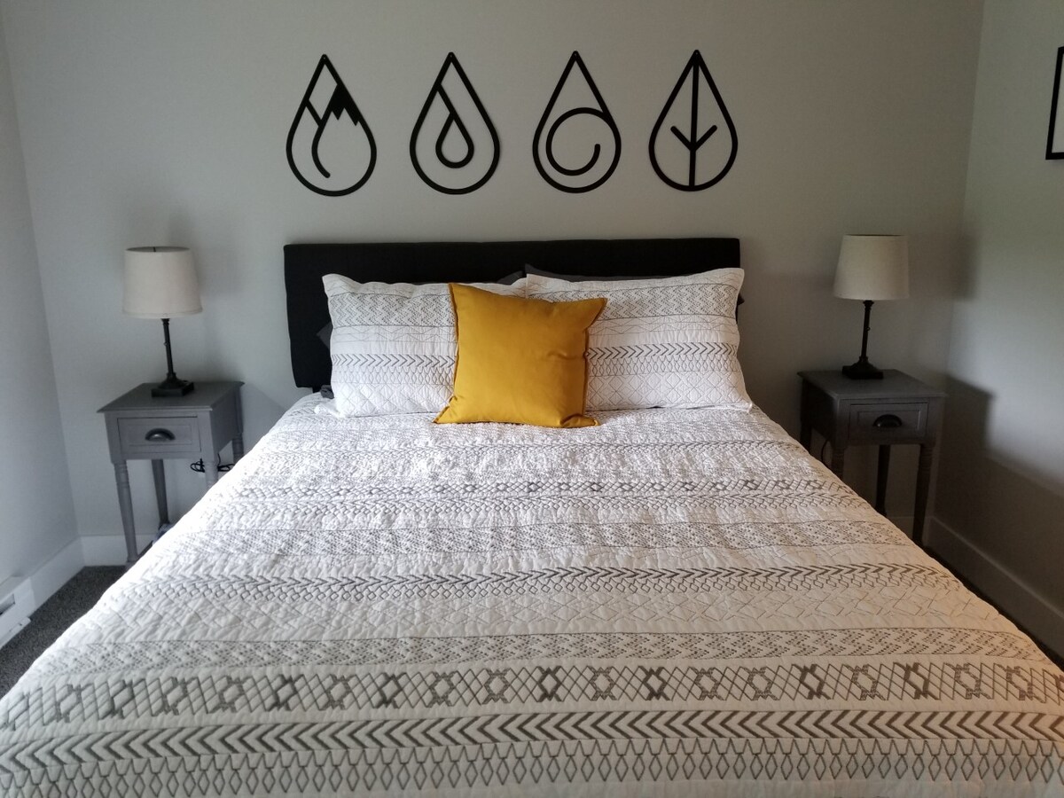 Spálňa s manželskou posteľou Queen. Inteligentný televízor a šatník/šatník sa nezobrazujú