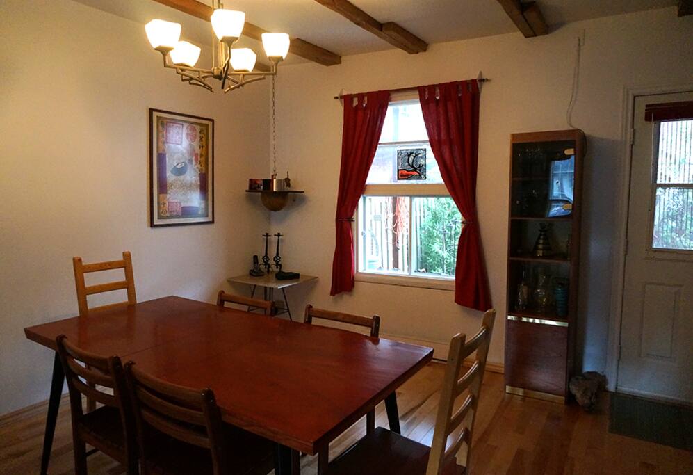 Salle à manger au rez-de-chaussée, aire ouverte