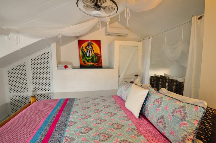 ห้องนอนชั้น 1 เตียงคิงไซส์ 1 หลัง 
+ เตียงควีนไซส์ 1 หลังห้องน้ำ 
และระเบียงพร้อมเตียงควีนไซส์ 1 หลังใต้มุ้งกันยุง