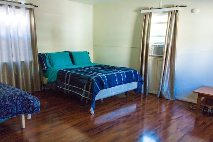 Sunny Knights Private Room- Central Location LA