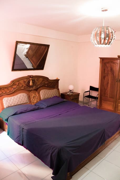 Habitación de la suitte con cama 2x2 m