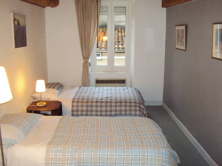 Chumba pacha katika Ghorofa ya 2 na mtazamo wa juu ya paa la Quillan!
WARDROBE & meza ya kuvaa.