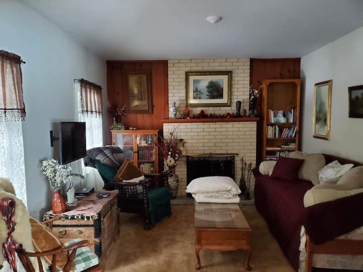 Charming 2 Bedroom Farmhouse With Scenic Views. - Waukesha, WI