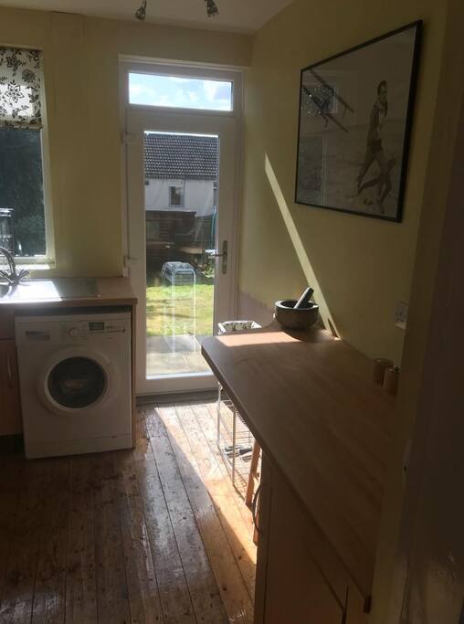 Light, airy kitchen with lots of room to prepare and cook food. Enjoy on the breakfast bar, on the dinner table in the living room or on the picnic table in the garden