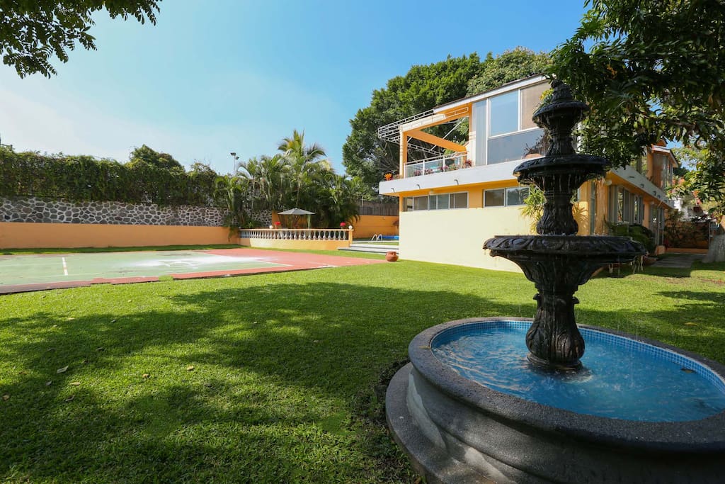 Amplios jardínes
