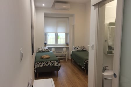 Private room with a bath in the heart of the city