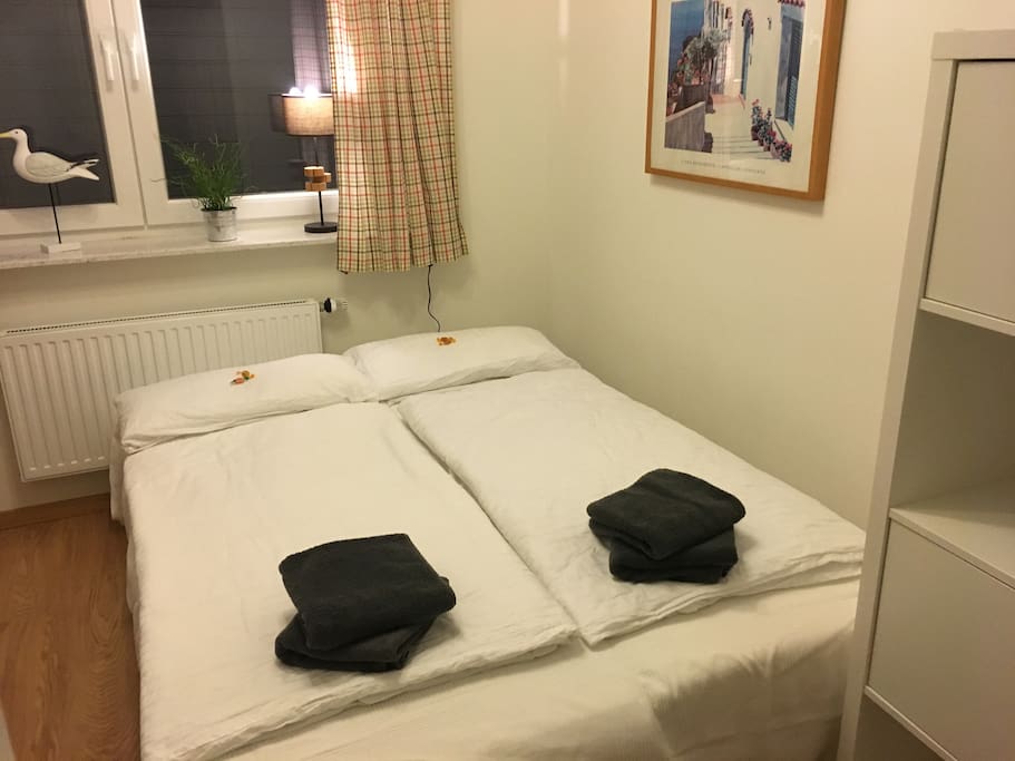 Bett 1,40m x 2,00m, flauschige Handtücher und Shampoo und Duschgel inklusiv