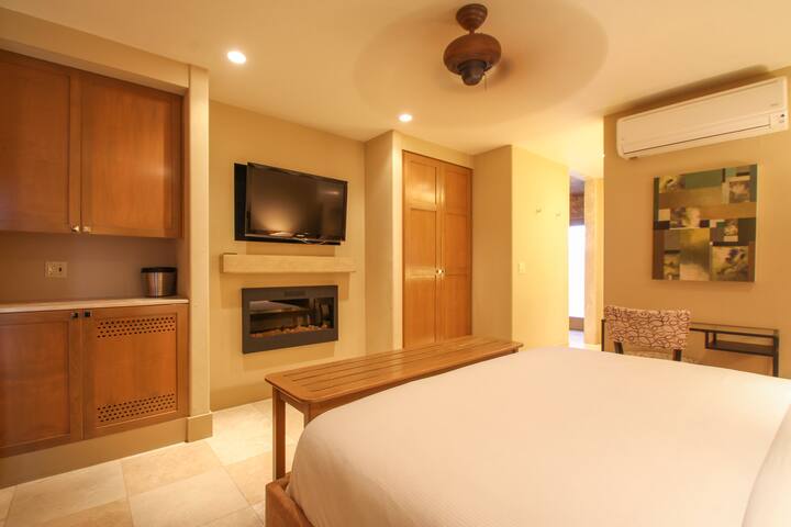 Adults-Only: Poolside Luxury King Suite