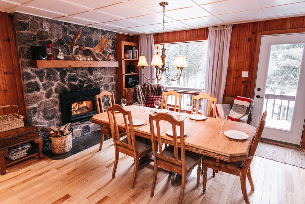 Salle à manger au coin du feu. / Dining room & fireplace (Crédit photo: Vivian Doan)