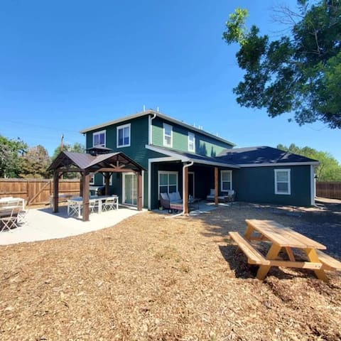 Modern Farmhouse on 1 acre 4 bedrooms, 5 bathrooms