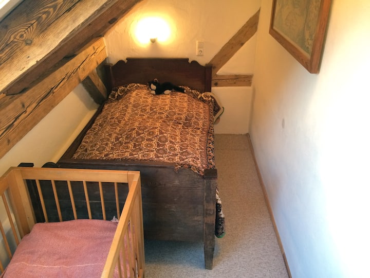 Საბავშვო ოთახი: ერთადგილიანი საწოლი (90x180) და ჩვილის საწოლი.