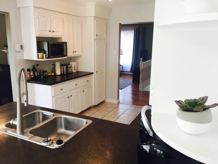 Bright Kitchen with 2 bar stools
