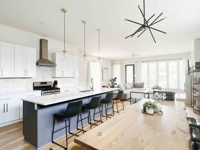 Skyline View | Walk to Broadway! gallery image 4