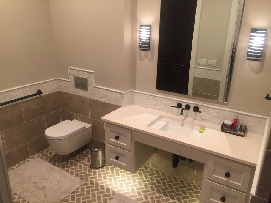 Large Bathroom (handicap friendly)