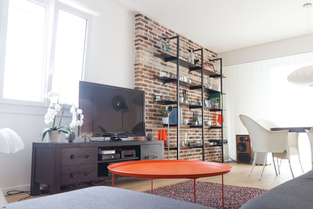 Confortable canapé - Tv par cable - console de jeu Xbox -comfortable couch - Cable TV