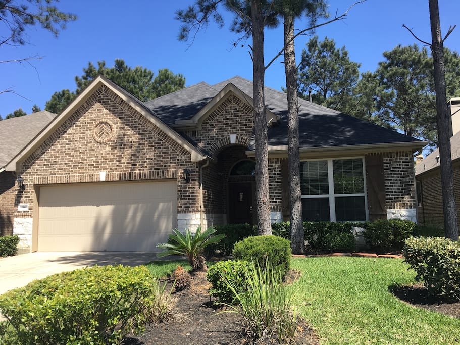 Great for having a relaxing and tranquility time, as you walk around the beautiful landscapes and parks.
Situated in "The Woodlands" just outside Houston is minutes from the Mall, Market Street and The Pavilion. This house is walking distance of HEB, Wallgreens, Wal-Mart and very close of the Rob Fleming Aquatic Center and Wentwoods Aquatic Park at the Village of Creekside Park.
