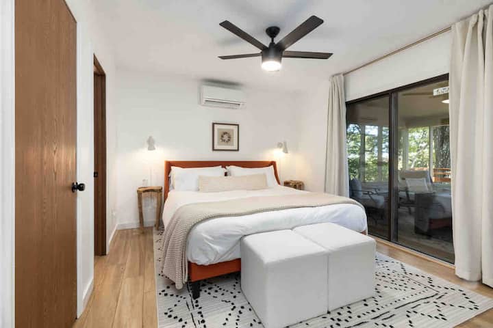 Cama tamaño king. Ideal para cualquier huésped que necesite una entrada de cero escalones, se puede acceder a este dormitorio y al baño privado con cero pasos desde el área de estacionamiento, la sala de estar, la cocina y el comedor.