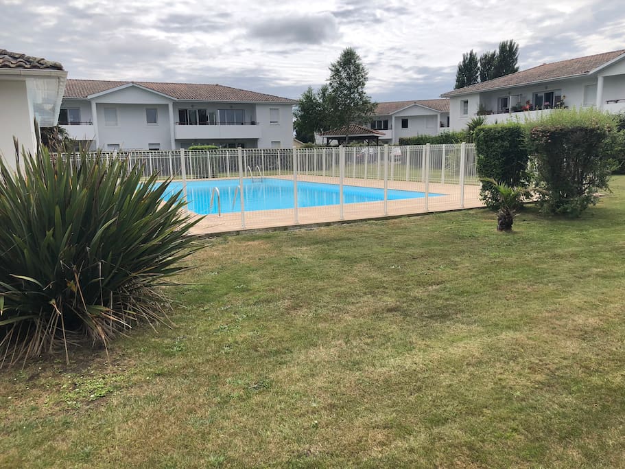 Piscine de la copropriété. Résidence sécurisée et calme très bien entretenue avec gardien espace vert. Parking privatif.