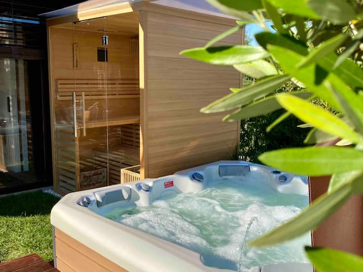 Sky Luxury Suite with private jacuzzi and sauna