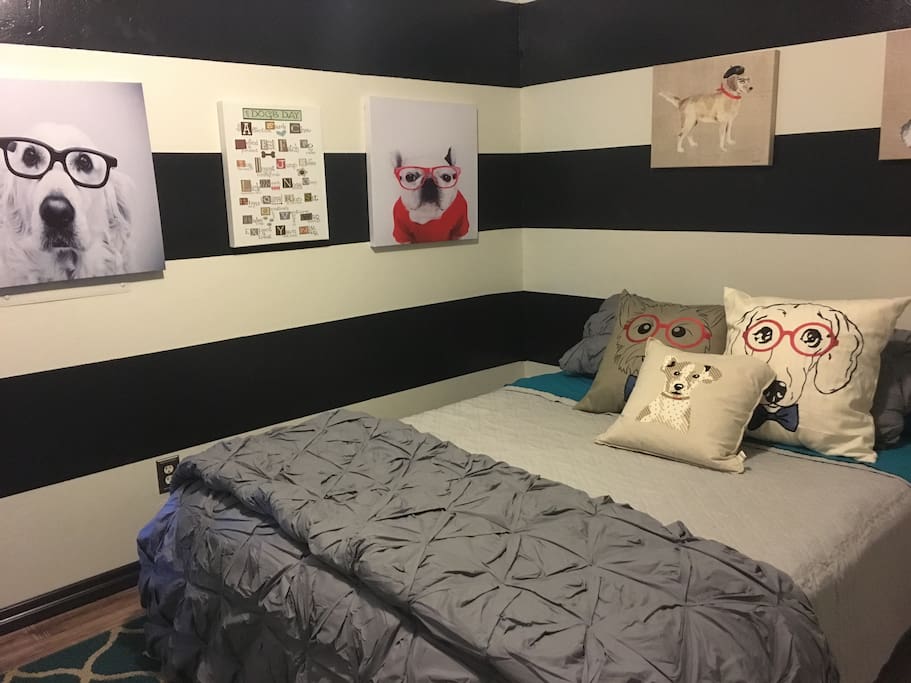 Queen bed, fun decor!