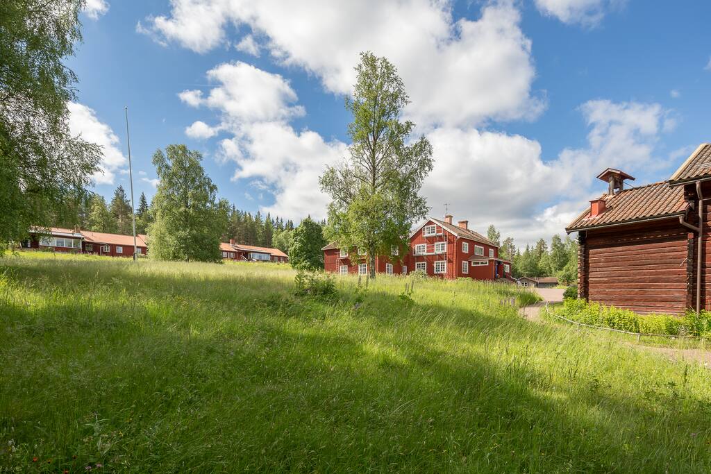 Boende i Landskapshuset (längst till vänster) på Sätergläntan Institutet för slöjd och hantverk