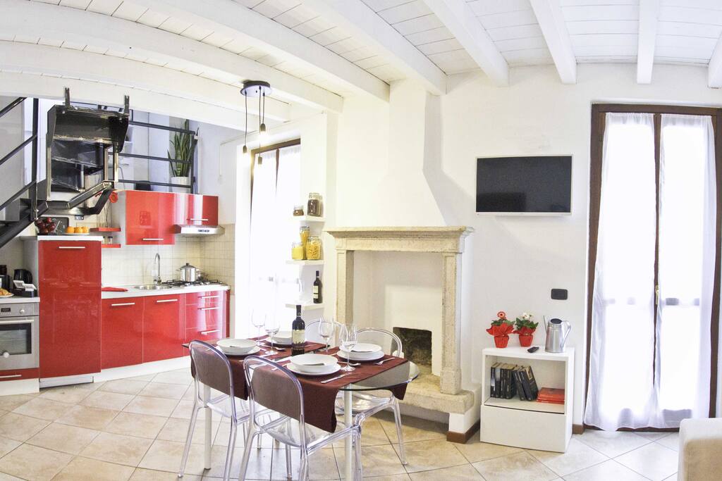 Il soggiorno ha una cucina attrezzata e un camino ornamentale