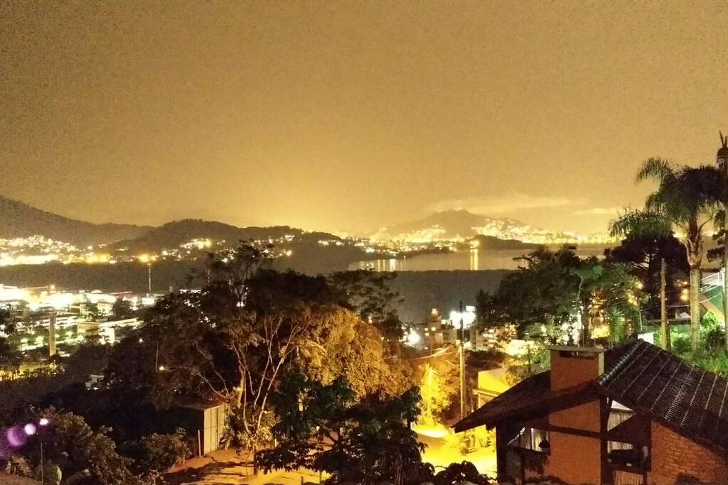 Vista noturna da Beira Mar Norte e ao fundo, Morro da Cruz.