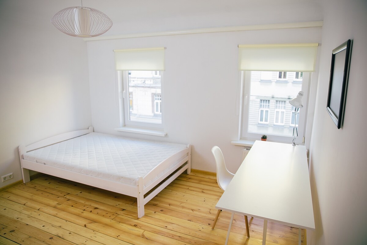 Стая 2 с двойно легло, голям гардероб, маса и стол. 