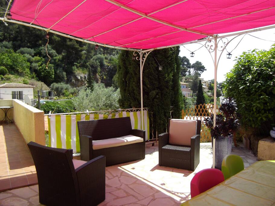 une vue de la terrasse avec salon coin repas et barbecue