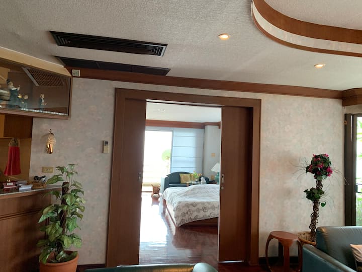 Entrada desde la sala de estar al dormitorio principal