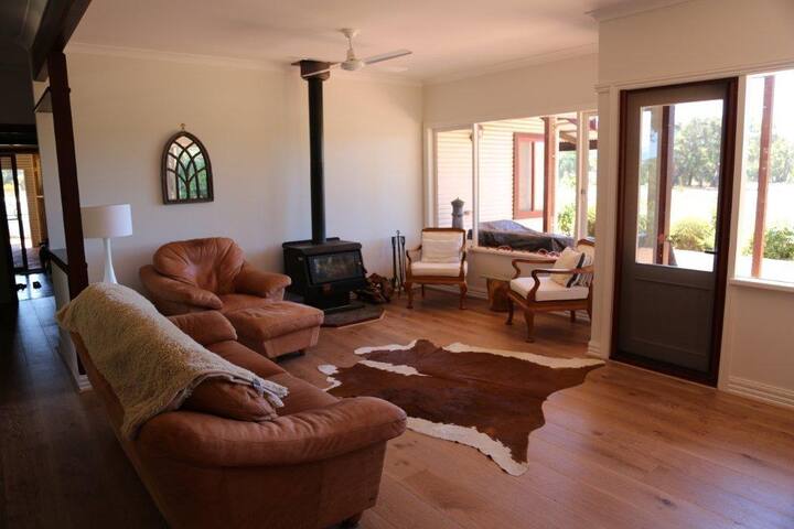 Country House with gardens,paddocks and dam. gallery image 2