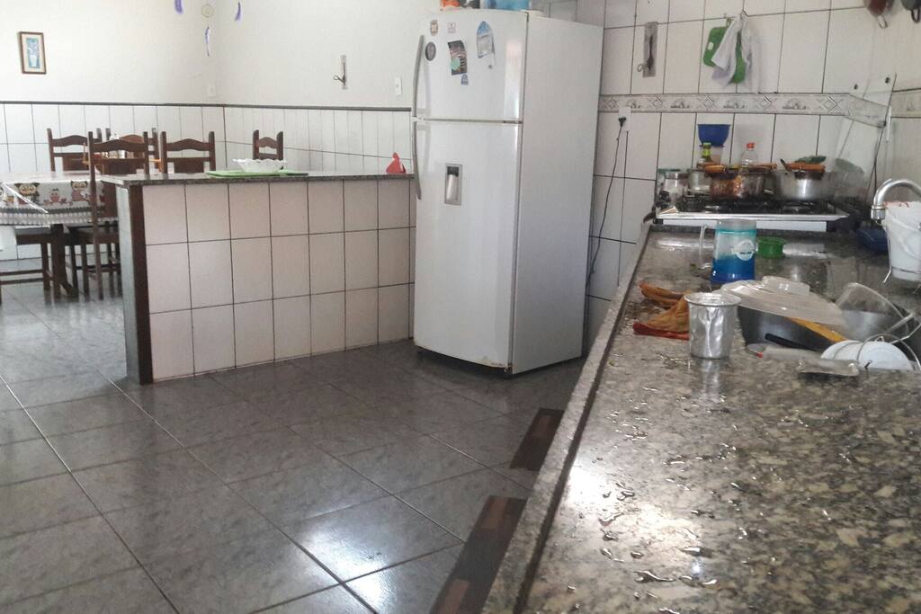 cozinha completa ( geladeira, micro-ondas, fogão, mistura, liquidificador e todos os utensílios de cozinha