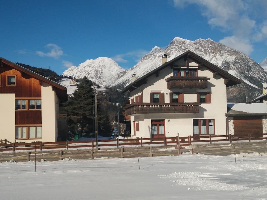 Casa a 100 mt dagli impianti di risalita e a 700 mt dal centro e dalla zona termale servita dai mezzi pubblici.