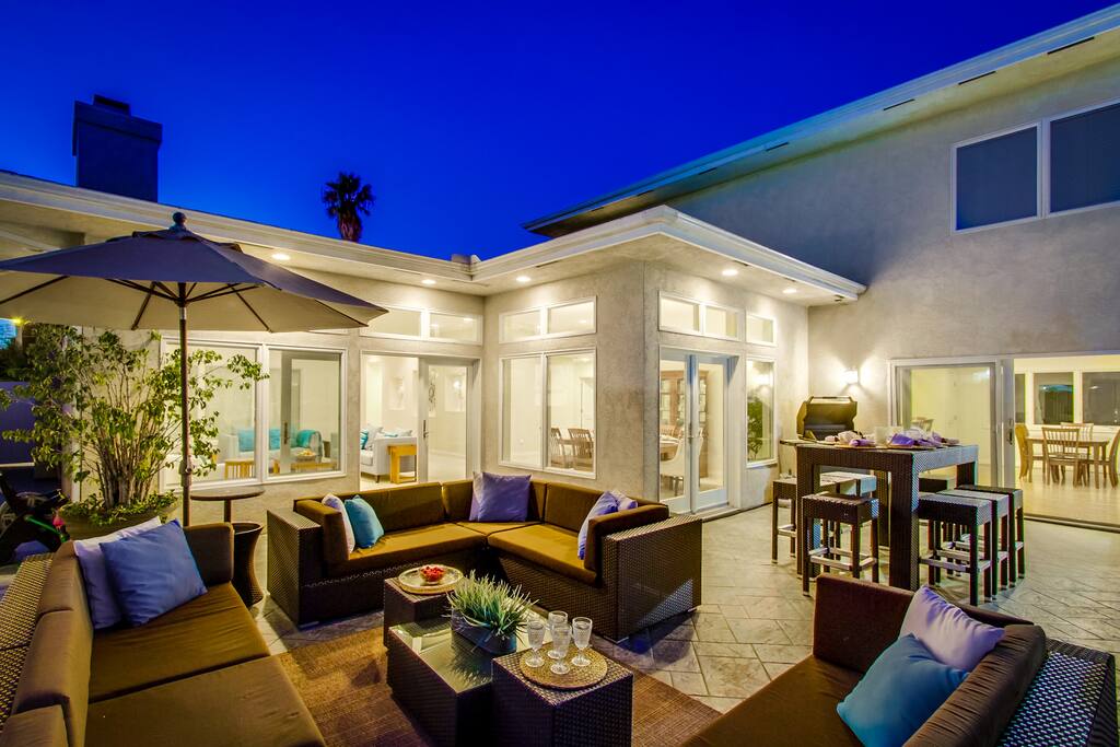 Outdoor seating with sparkling views of the city and bay.Seats up to 14 and dining table seats 8.