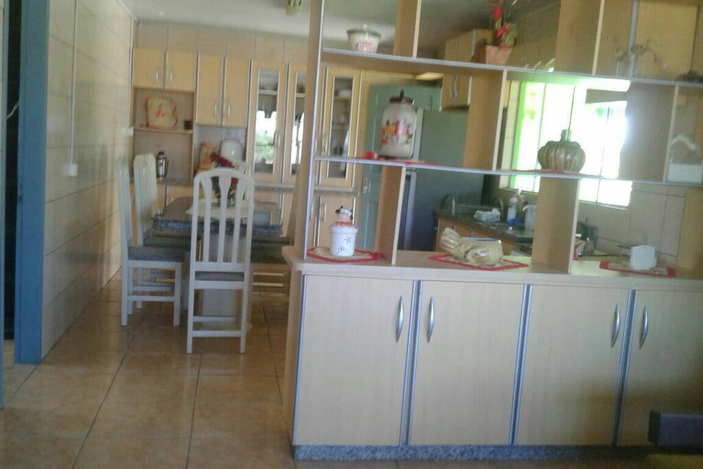 cozinha e sala conjugados e muito ampla