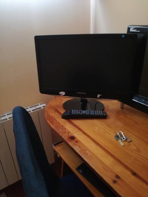 televisor y escritorio