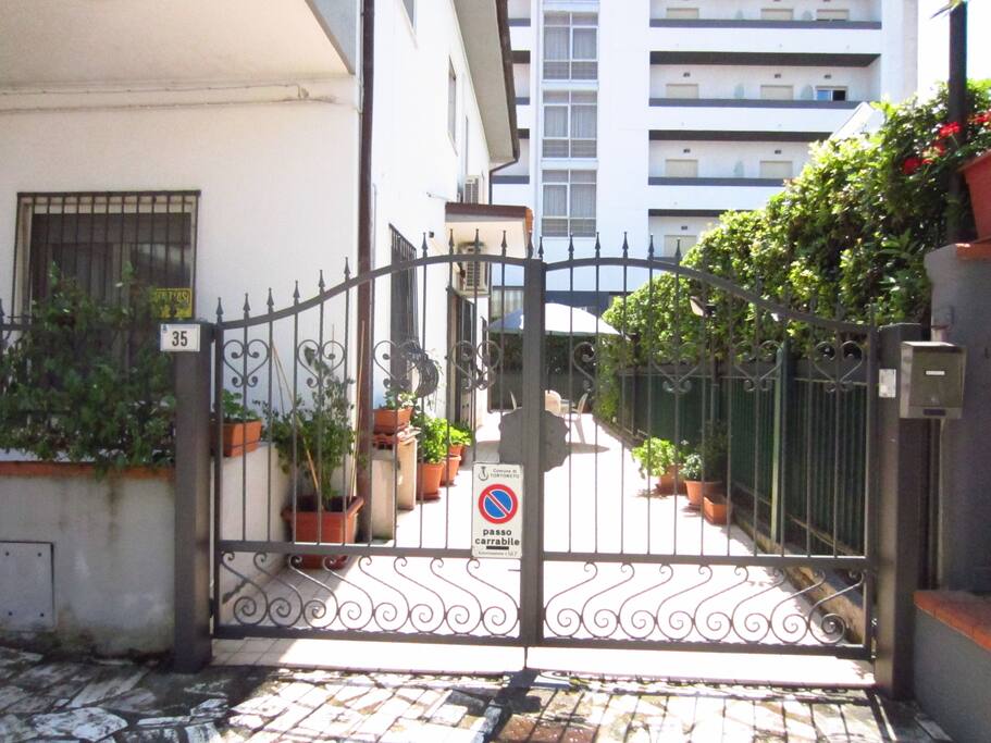 Cancello della proprietà con passo carrabile