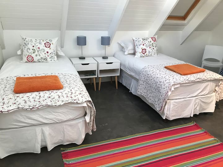 3号卧室（ 2张单人床/套房浴室/淋浴间/马桶和阳台）