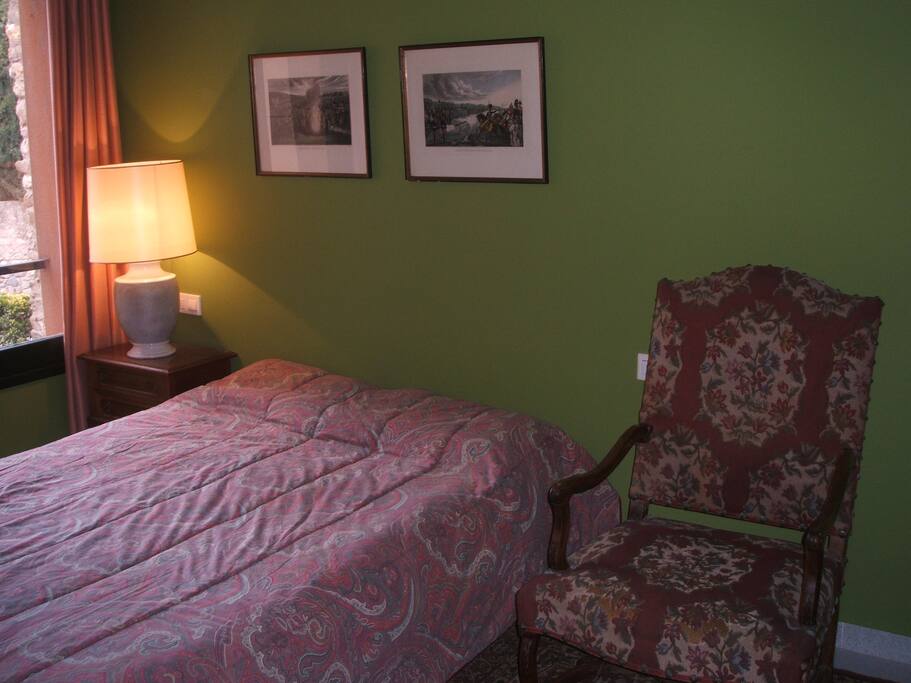 Habitación doble de invitados con cama matrimonia, armario, butaca y mesita del noche. La habitación es muy luminosa y da al exterior. Hay 2 lamparas, una alfombra y cortinas gruesas. Ropa de cama y toallas están incluidos.