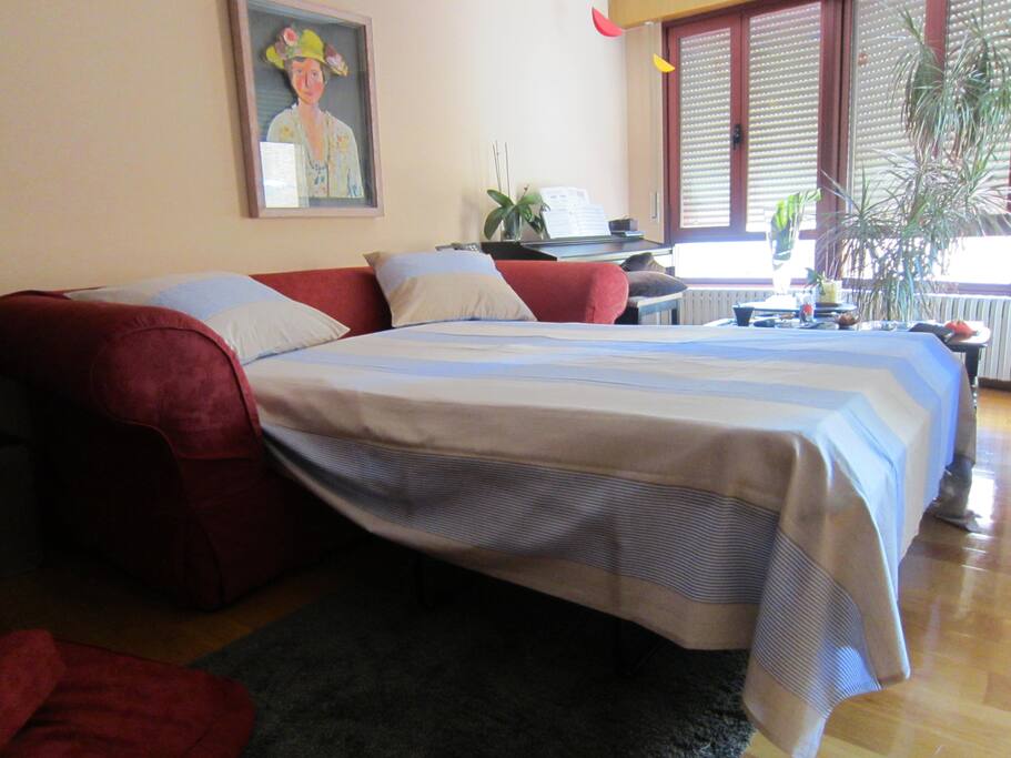 Sofá cama de 135 con colchón de muelles y somier de lamas