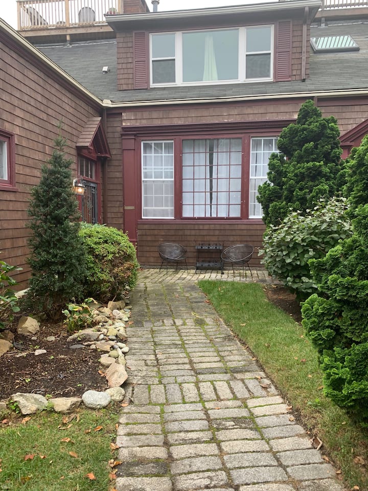 Newport charm in the mansion district Condominiums for Rent in