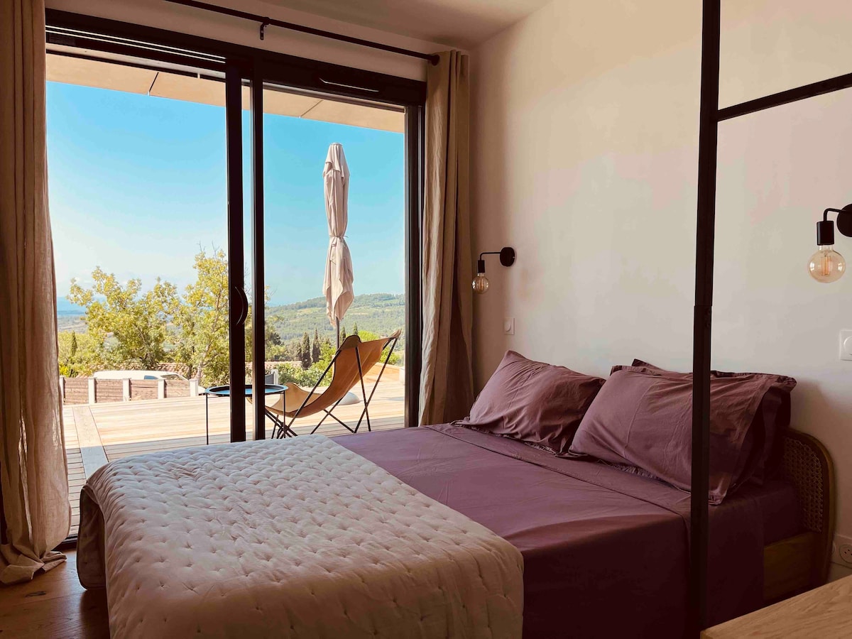 Dormitorio 2. Una habitación ligeramente más pequeña con una cama doble de 140 cm de ancho. Armario de estilo abierto para guardar ropa y bolsas