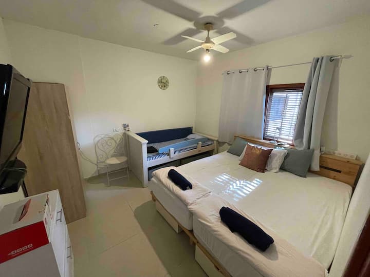 ห้องนอนแรก 