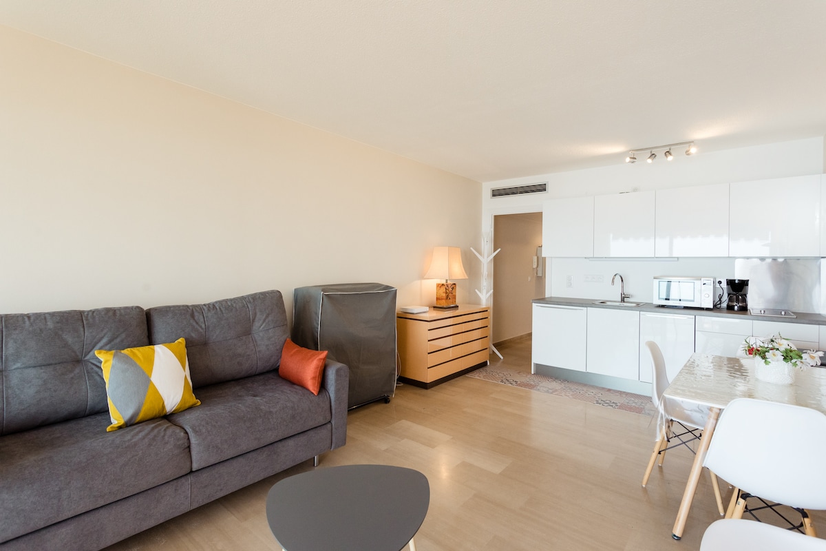 Sofá cama con todas las comodidades y cocina nueva totalmente equipada 