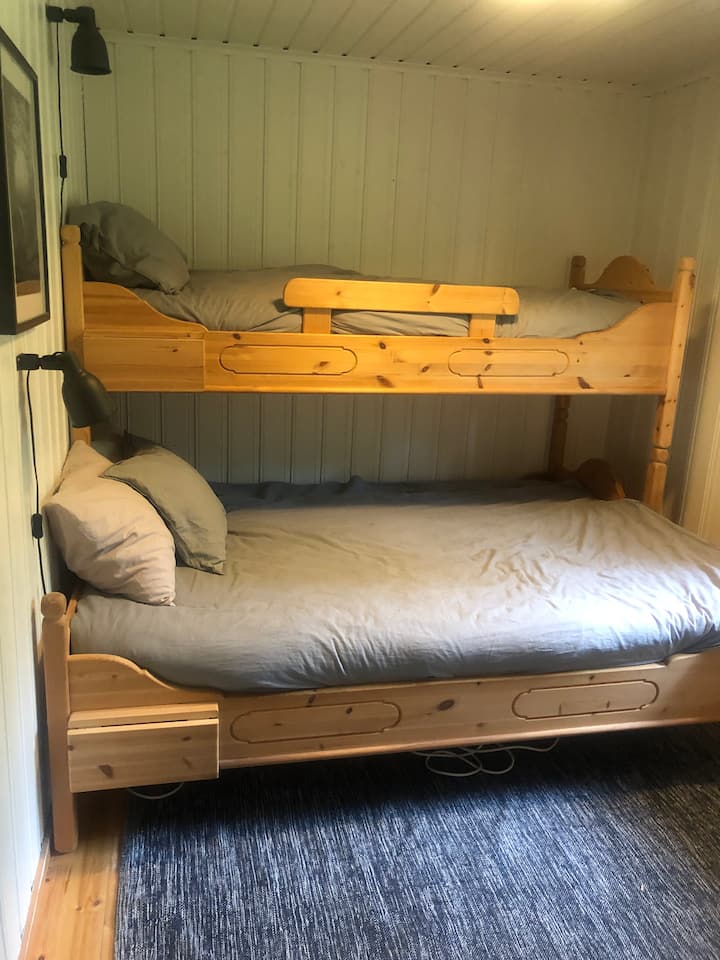 Spálňa s poschodovou posteľou. Overslafen 80 cm a pod šírka 160 cm. V izbe je komoda na uskladnenie.