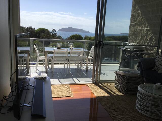 Luxurious, ocean-views apartment in Hawks Nest gallery image 3